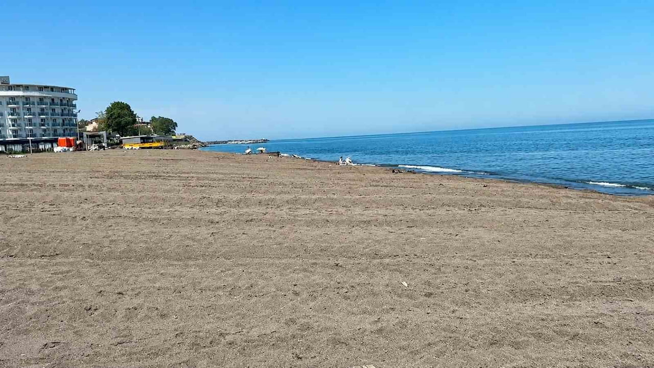 DÜZCE’NİN KARADENİZ’E AÇILAN İLÇESİ OLAN AKÇAKOCA’DA SAHİLLERİ YENİ SEZONA HAZIRLANMAYA...