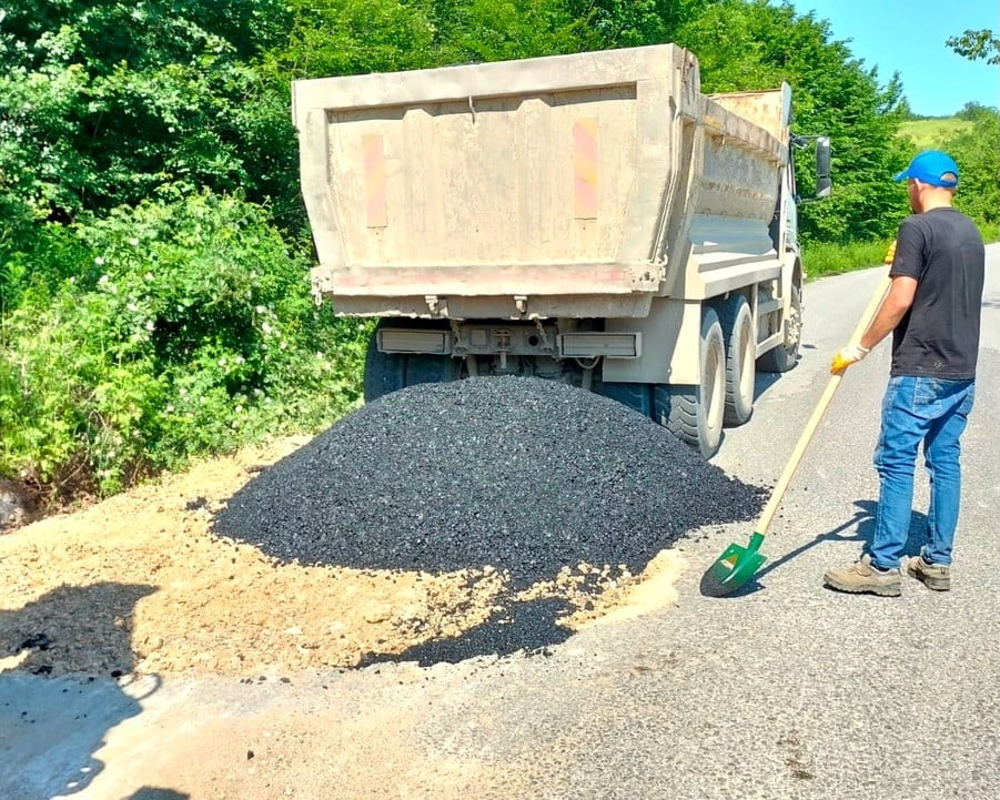 DÜZCE’NİN YIĞILCA İLÇESİNDE HAVALARIN ISINMASIYLA BİRLİKTE ÖNCELİKLE GURUP KÖY YOLLARINDA YAMA VE...