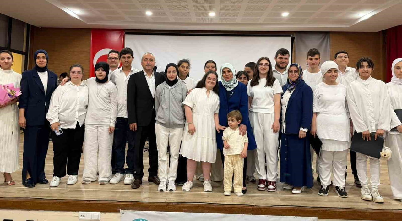 DÜZCE ÖZEL EĞİTİM MESLEK OKULU’NUN YIL SONU ETKİNLİKLERİ KAPSAMINDA DÜZENLENEN ‘ÖZEL RENKLER RESİM...