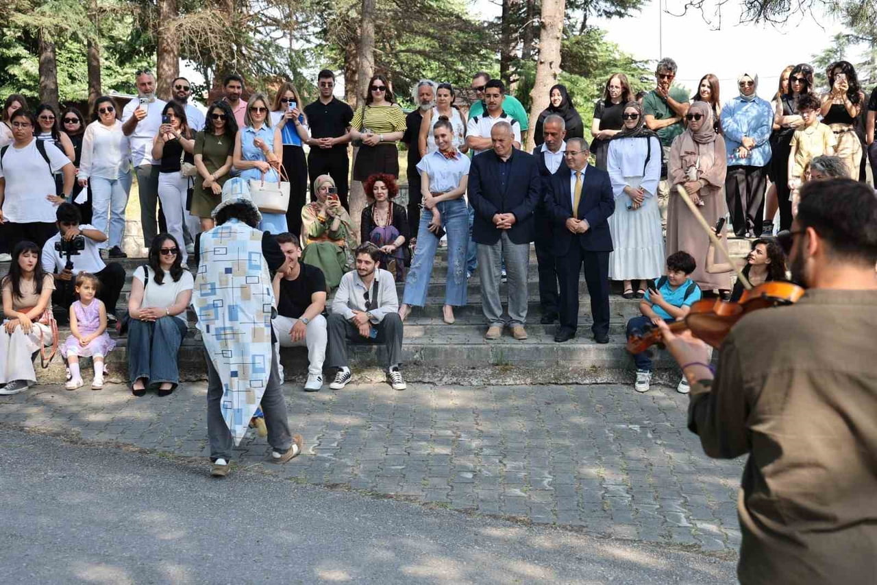 DÜZCE ÜNİVERSİTESİ SANAT, TASARIM VE MİMARLIK FAKÜLTESİ TARAFINDAN DÜZENLENEN VE FAKÜLTENİN 10...