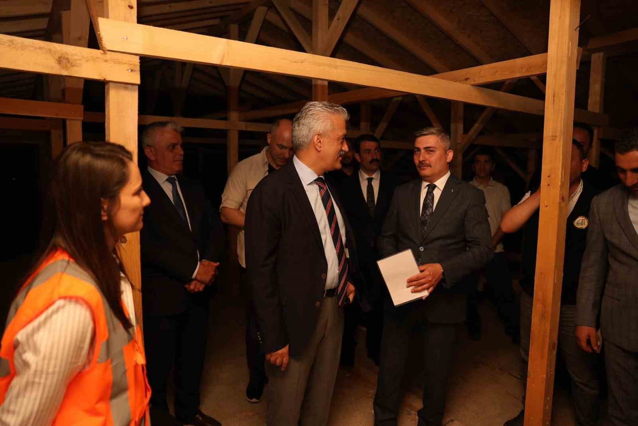 DÜZCE VALİSİ MEHMET MAKAS, YAPIMI DEVAM EDEN UZUNMUSTAFA İLKOKULU EK BİNASINDA İNCELEMELERDE...