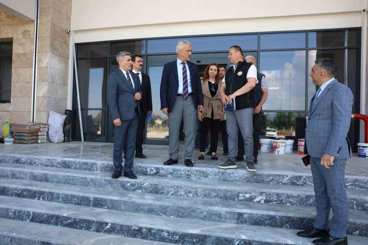 DÜZCE VALİSİ MEHMET MAKAS, YAPIMINDA SONA GELİNEN 16 DERSLİKLİ ÖZEL EĞİTİM MESLEK OKULU’NDA...