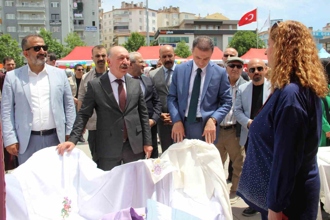 DÜZENLENEN PROGRAMDA AÇILAN STANDLARDA SERGİLENEN EL EMEĞİ GÖZ NURU ESERLER PROTOKOL ÜYELERİ...