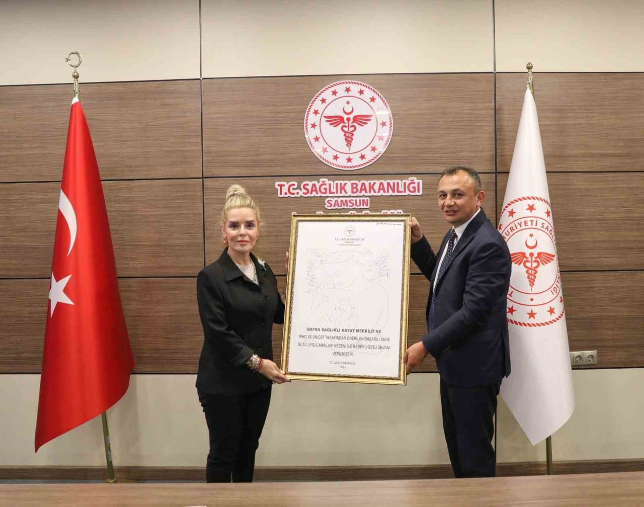 DÜZENLENEN TÖRENDE, BEBEK DOSTU UNVANINA İLİŞKİN PLAKET, SAMSUN İL SAĞLIK MÜDÜRÜ UZM. DR. MUSTAFA...