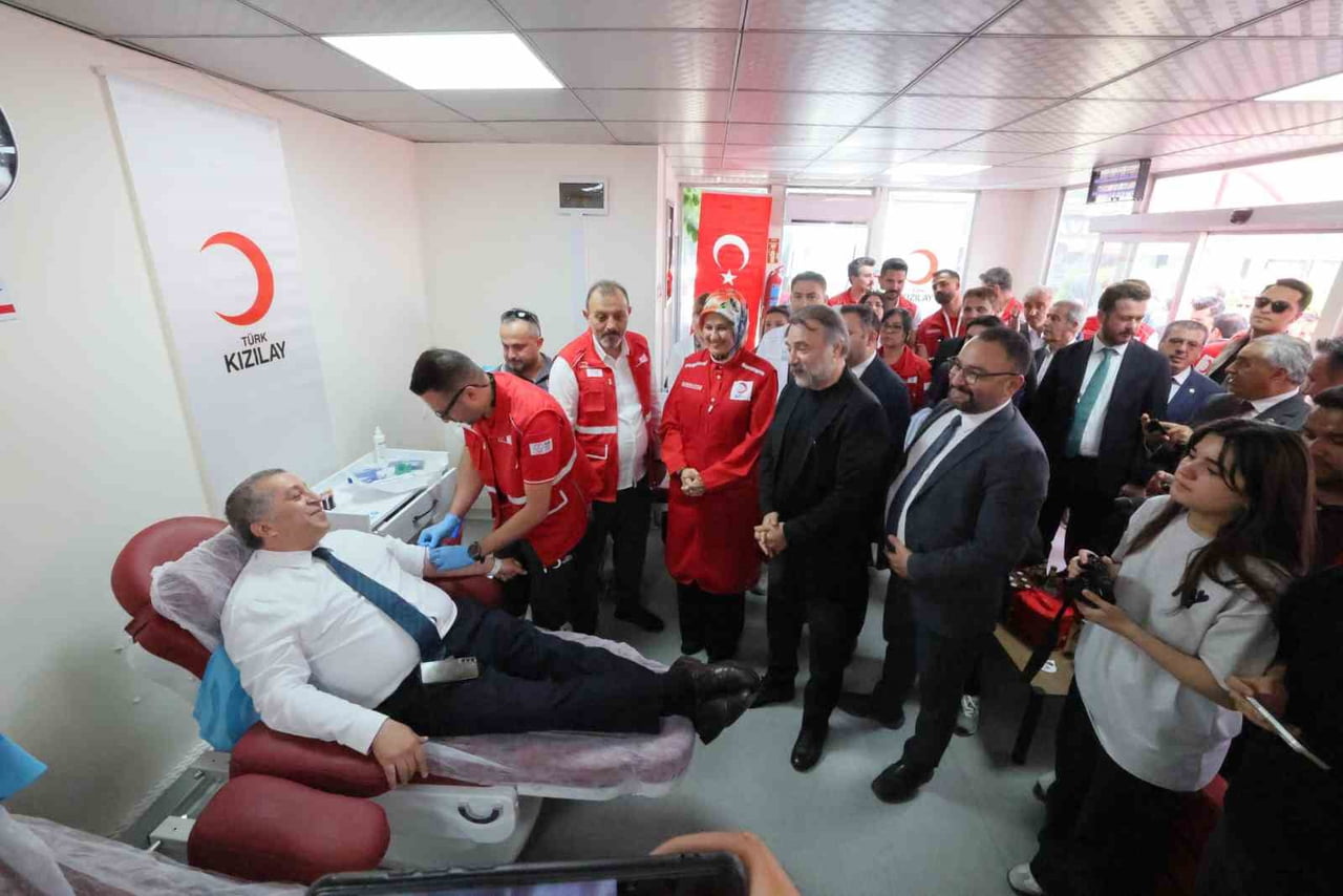 DÜZENLENEN TÖRENE TÜRK KIZILAY GENEL BAŞKANI PROF. DR. FATMA MERİÇ YILMAZ İLE OYUNCU OKTAY...