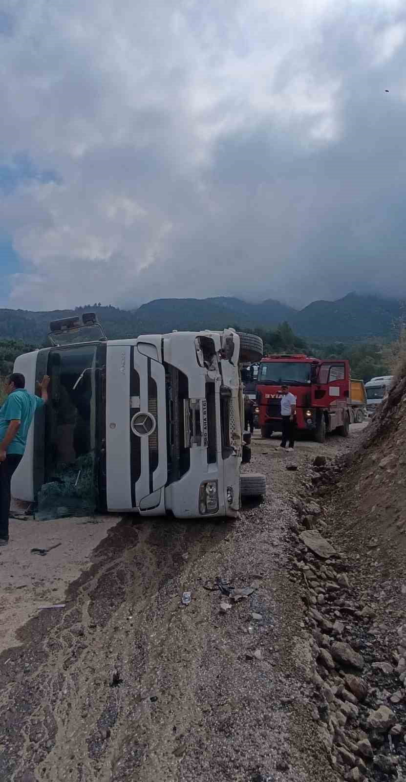DÜZİÇİ İLÇESİNDE KONTROLDEN ÇIKAN HAFRİYAT TIRININ YOL KENARINDAKİ YAMACA ÇARPMASI SONUCU MEYDANA...