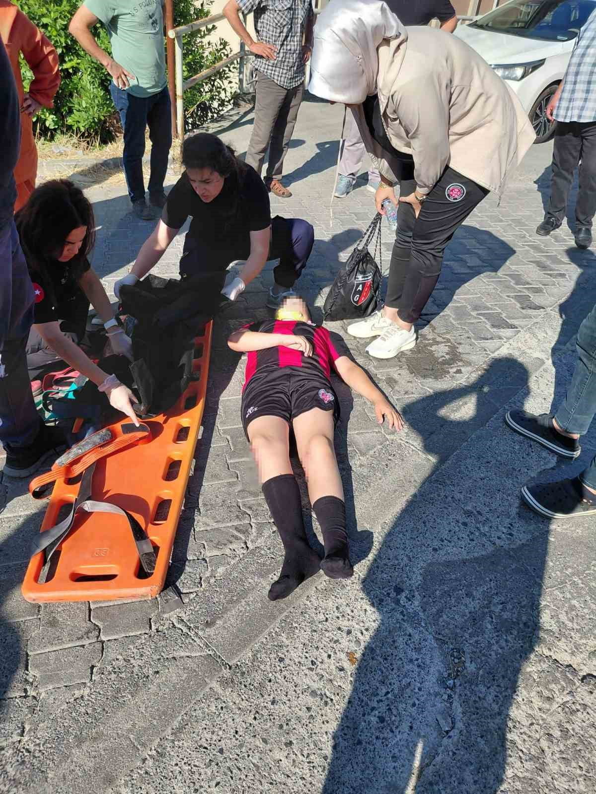 E.M. YÖNETİMİNDEKİ OTOMOBİL, YOLUN KARŞISINA GEÇMEYE ÇALIŞAN 12 YAŞINDAKİ M.A.'YA ÇARPTI....