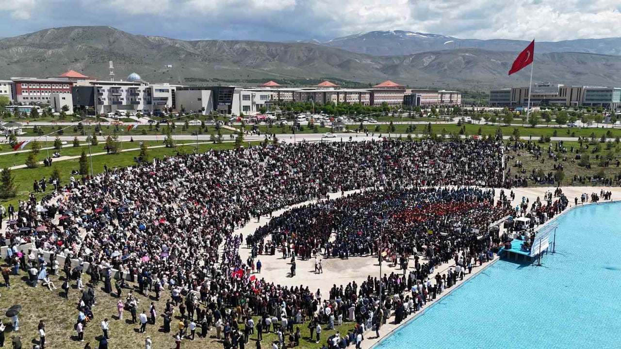 EBYÜ’DE 3 BİN 150 ÖĞRENCİ MEZUNİYET SEVİNCİ YAŞADI