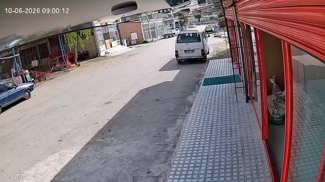 EDİNİLEN BİLGİYE GÖRE, MERZİFON SANAYİ SİTESİNDE MEYDANA GELEN OLAYDA SÜRÜCÜSÜNÜN PARK ETTİKTEN...