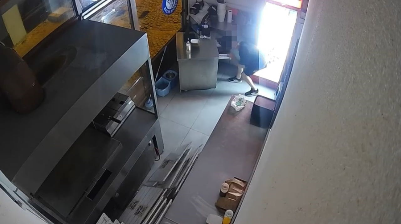 EDİRNE'DE BİR ÇOCUĞUN GÖZCÜLÜK YAPTIĞI ESNADA DİĞER ÇOCUĞUN DÜKKANIN KİLİDİNİ KIRIP SANİYELER...