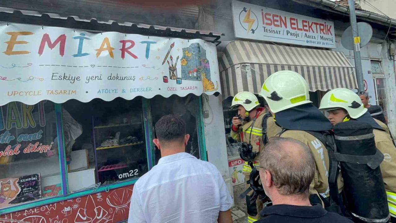EDİRNE'DE BİR İŞ YERİNDE ÇIKAN YANGINI, VATANDAŞLAR HORTUM VE KOVALARLA SÖNDÜRMEYE...