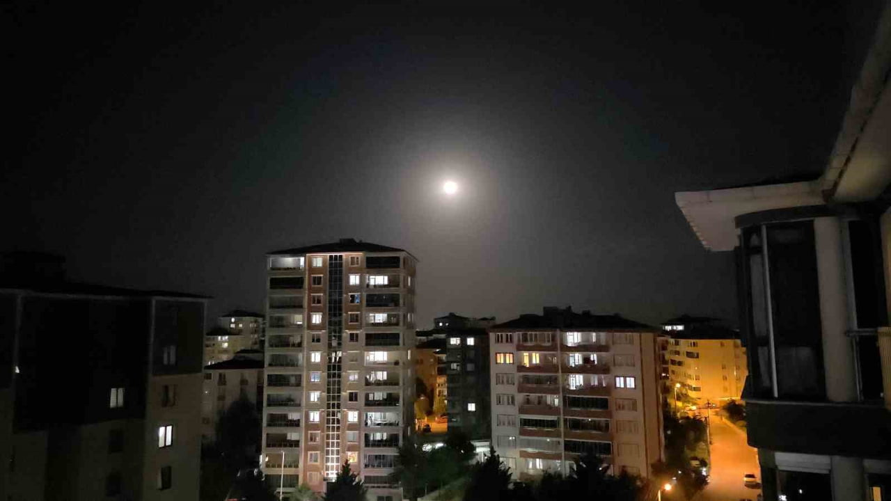 EDİRNE'DE ÇİLEK DOLUNAYI YÜKSEK BİNALARIN ÜZERİNDE YÜKSELDİ