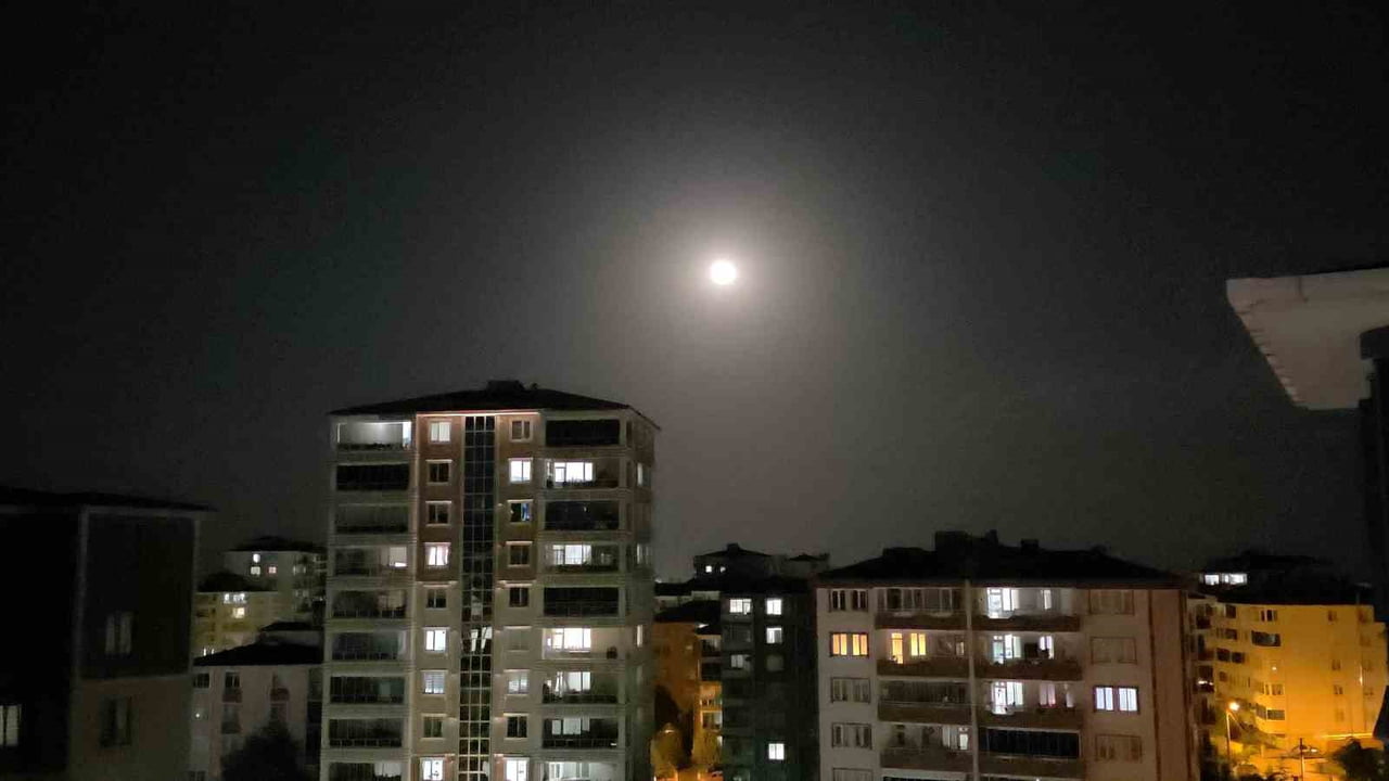 EDİRNE'DE ÇİLEK DOLUNAYI YÜKSEK BİNALARIN ÜZERİNDE YÜKSELDİ