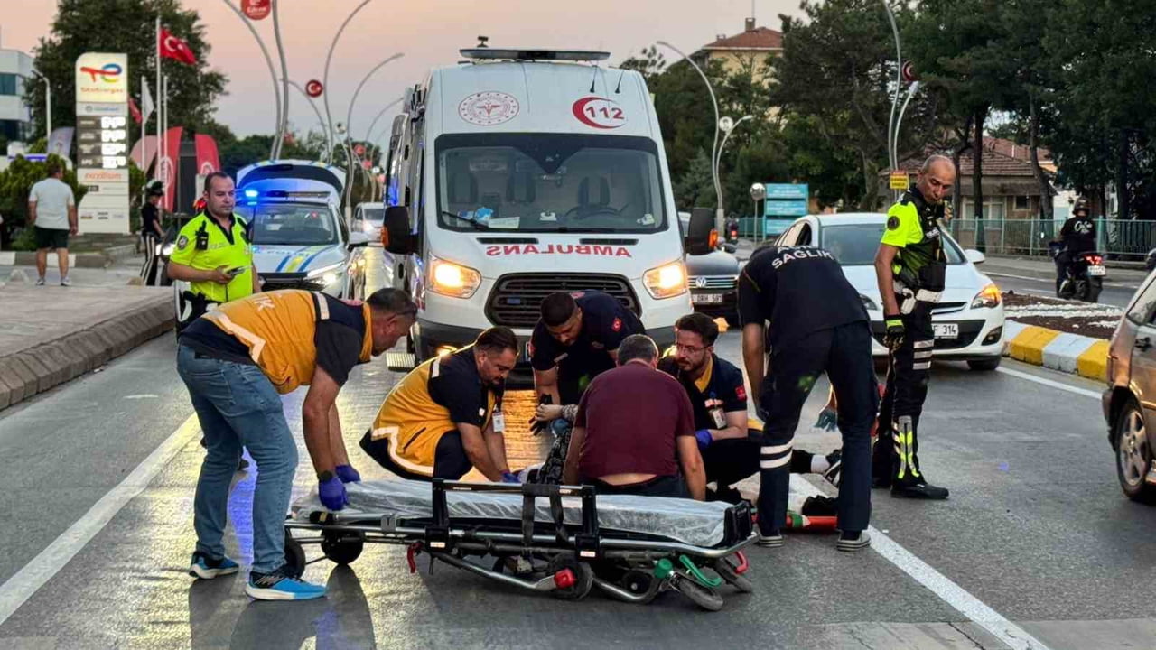 EDİRNE'DE İKİ MOTOSİKLETİN ÇARPIŞMASI SONUCU MEYDANA GELEN TRAFİK KAZASINDA 1 KİŞİ...