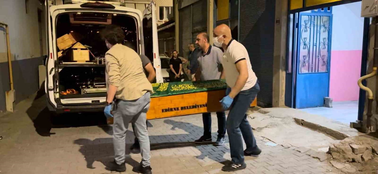 EDİRNE'DE KENDİSİNDEN 9 GÜNDÜR HABER ALINAMAYAN 64 YAŞINDAKİ ADAM, EVİNDE ÖLÜ BULUNDU.