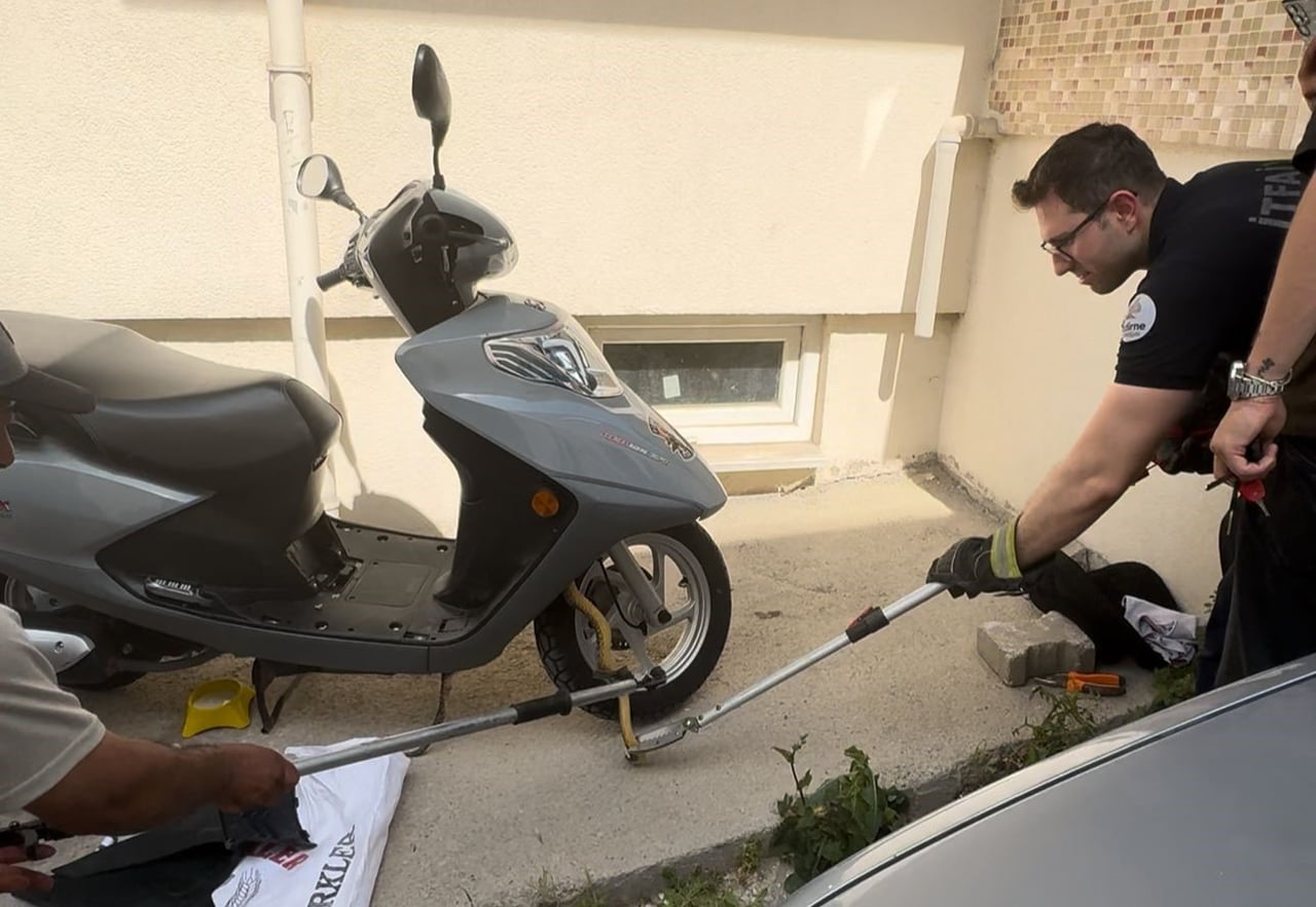 EDİRNE'DE MOTOSİKLETE GİREN YILAN PANİĞE SEBEP OLDU.