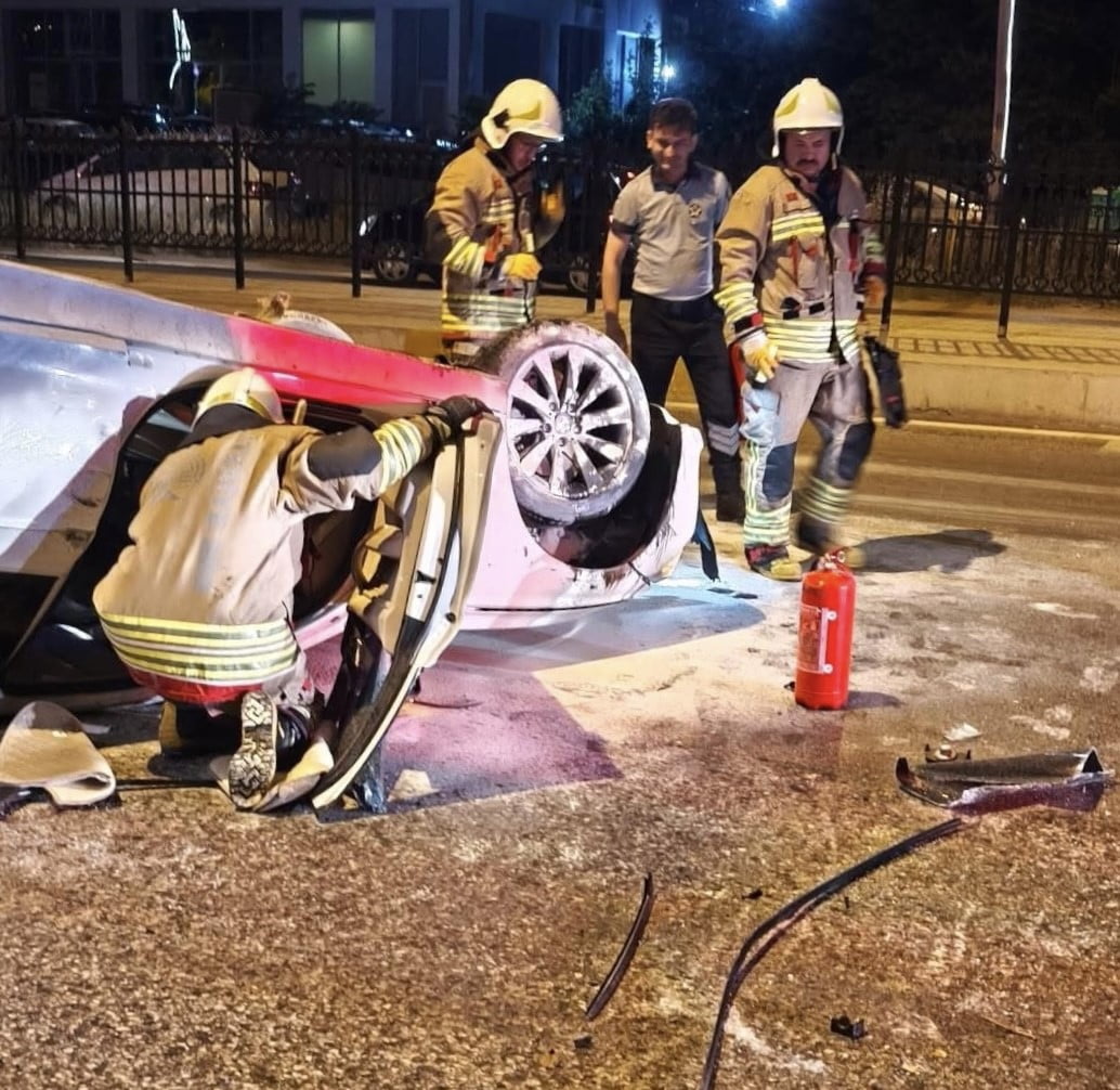 EDİRNE'DE ORTA REFÜJE ÇARPIP TERS DÖNEN OTOMOBİLDE 1 KİŞİ YARALANDI.
