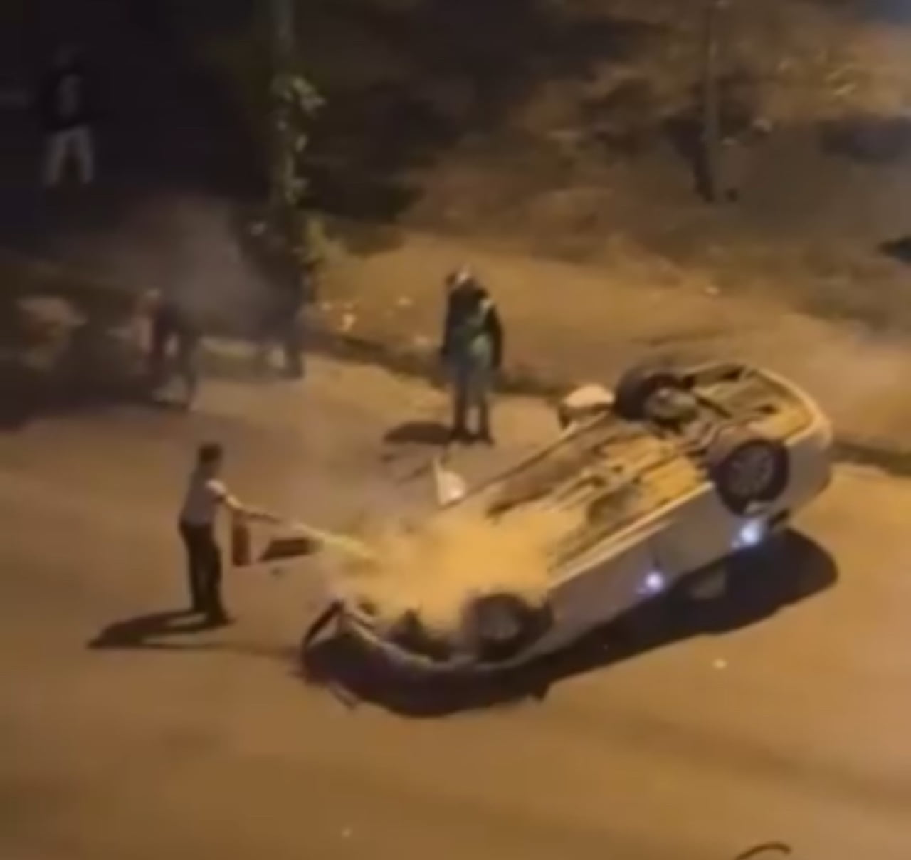 EDİRNE'DE ORTA REFÜJE ÇARPIP TERS DÖNEN OTOMOBİLDE 1 KİŞİ YARALANDI.