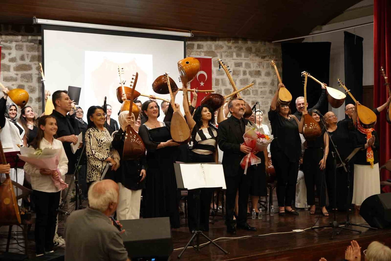EDİRNE'DE "BABALAR GÜNÜ" DOLAYISIYLA DÜZENLENEN TÜRKÜ GECESİNDE, EMEKLİ ASTSUBAYLAR VE DAVETLİLER...