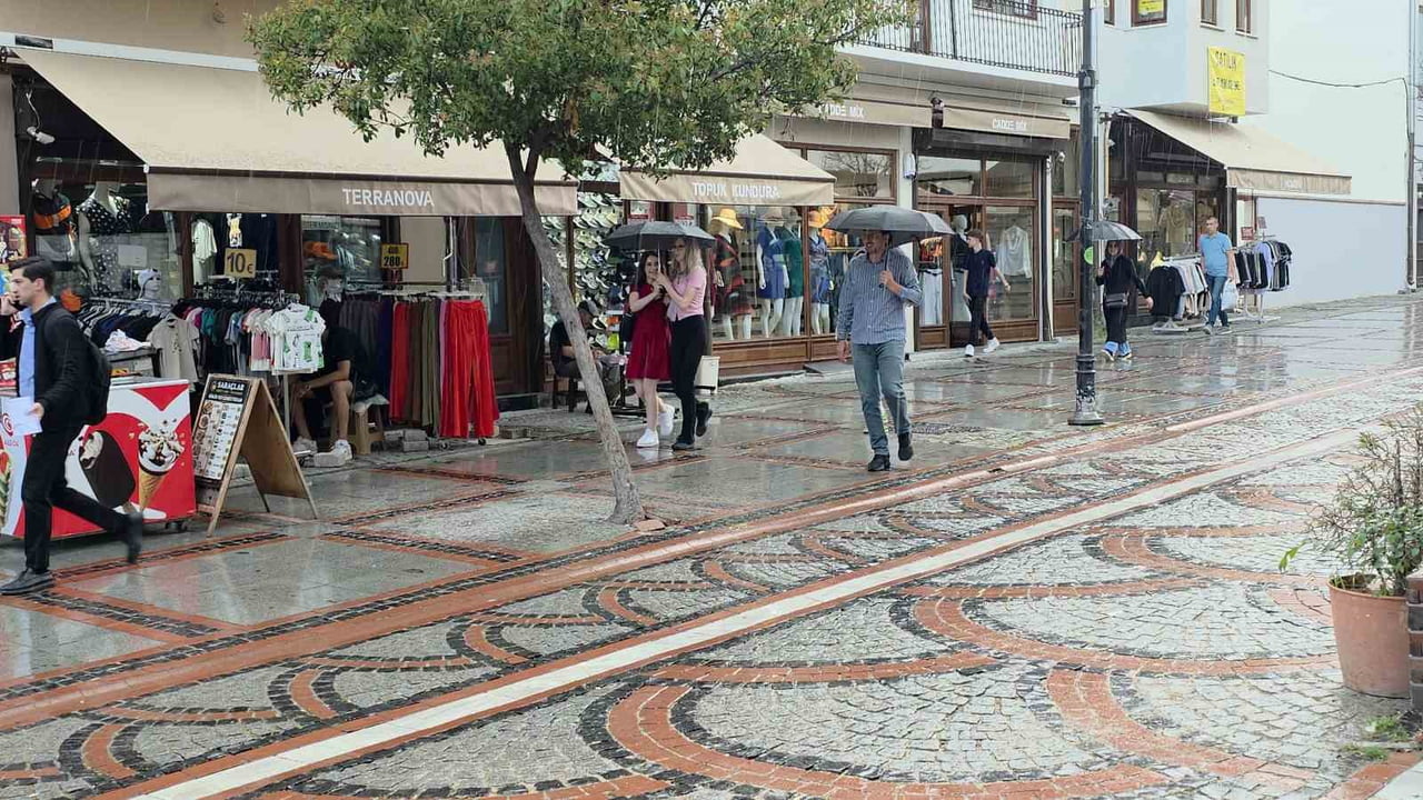 EDİRNE'DE SAĞANAK YAĞIŞ ARALIKLARLA ETKİLİ OLURKEN, ŞEMSİYELERİNİ ALAN VATANDAŞLAR YAĞMUR ALTINDA...