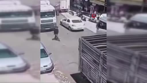 Edirne'de tırın altında kalan adam hayatını kaybetti... Feci kaza kamerada