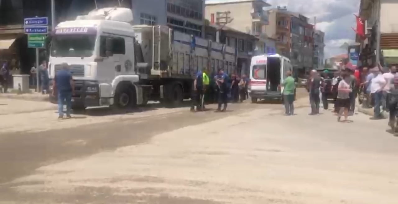 EDİRNE'NİN HAVSA İLÇESİNDE MEYDANA GELEN KAZADA KAMYONUN ÇARPTIĞI YAYA HAYATINI KAYBETTİ.