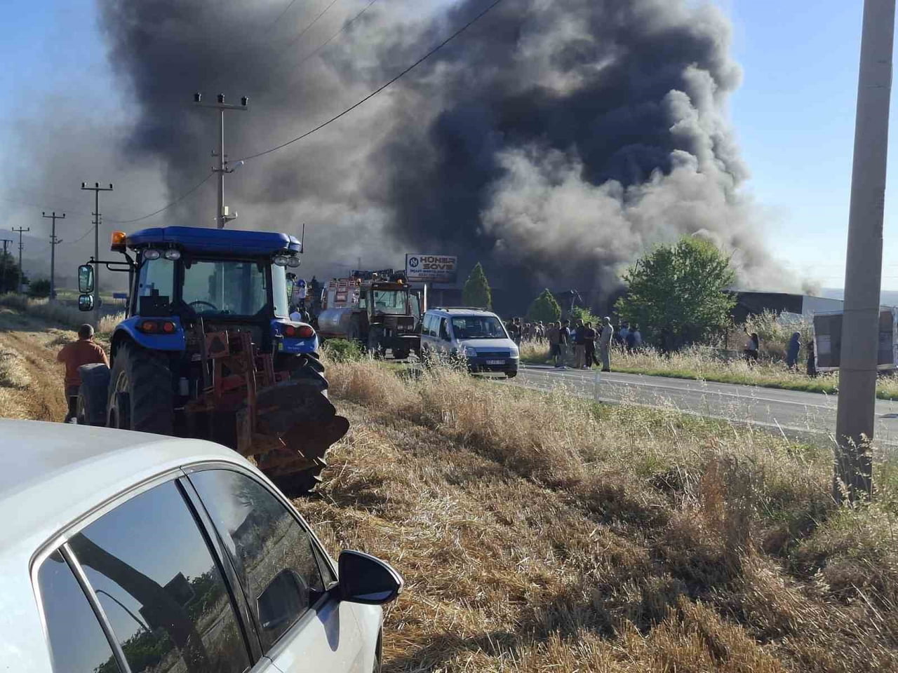 EDİRNE'NİN KEŞAN İLÇESİNDE İNŞAAT MALZEMELERİ SATIŞI YAPILAN BİR İŞ YERİNDE ÇIKAN YANGIN, İTFAİYE...