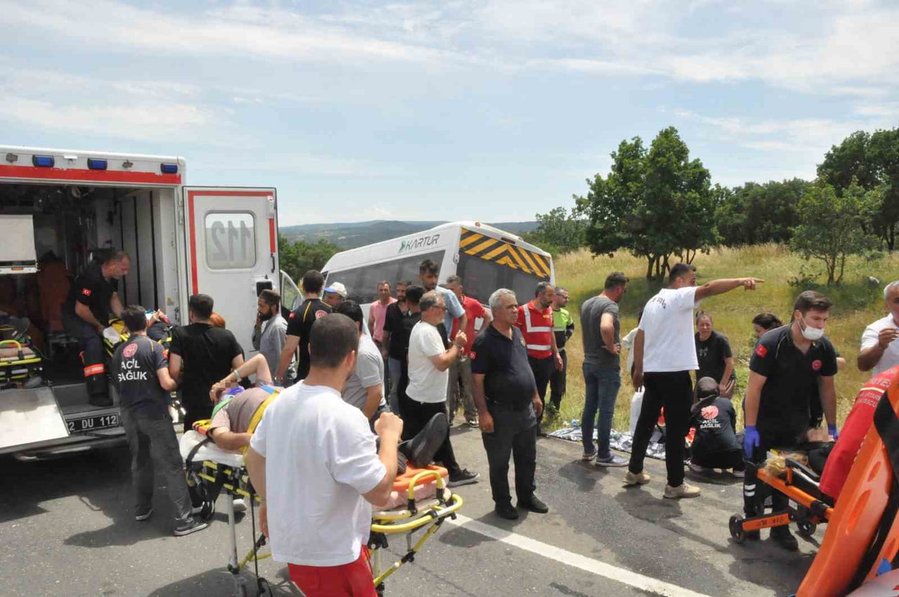 EDİRNE'NİN KEŞAN İLÇESİNDE YOLCU MİNİBÜSÜNÜN ÖNÜNDE SEYREDEN TIRA ARKADAN ÇARPMASI SONUCU MEYDANA...