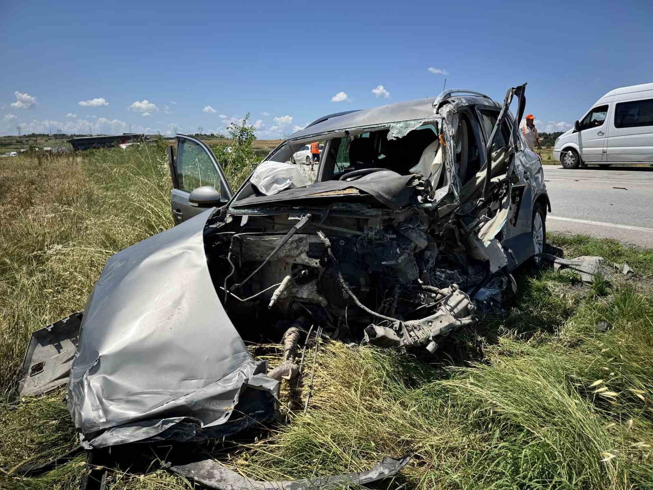 EDİRNE'NİN SÜLOĞLU KAVŞAĞI YAKINLARINDA MEYDANA GELEN FECİ TRAFİK KAZASINDA, TIR İLE SUV TİPİ...