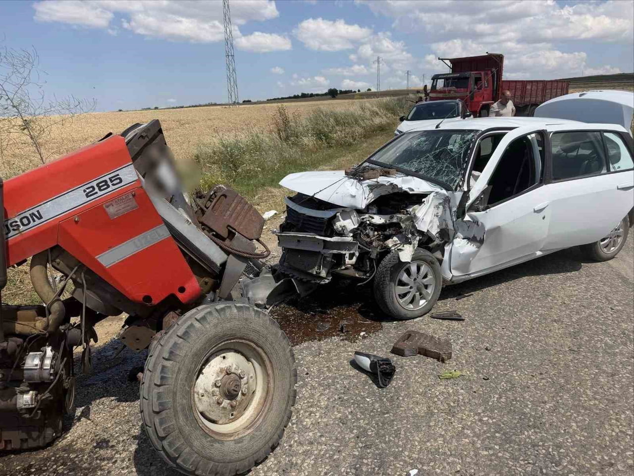 EDİRNE'NİN UZUNKÖPRÜ İLÇESİNE BAĞLI KIRKÖY KÖYÜ YAKINLARINDA MEYDANA GELEN TRAFİK KAZASINDA 2 KİŞİ...