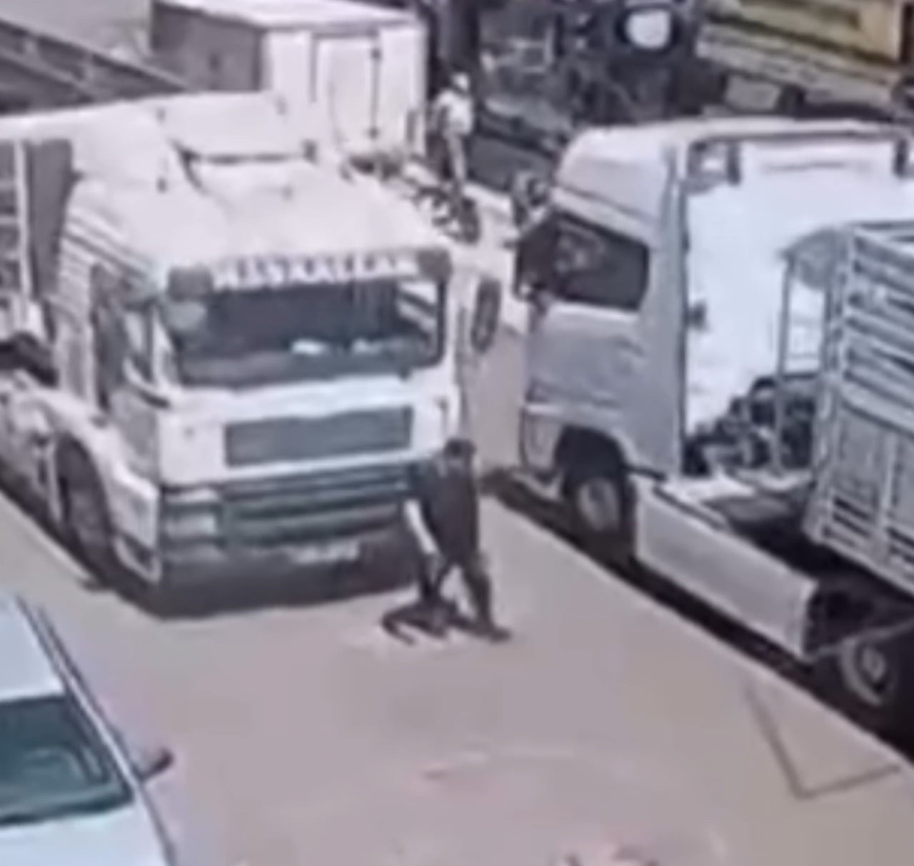 EDİRNE’DE TIRIN ALTINDA KALAN YAYA HAYATINI KAYBETTİ, KAZA KAMERADA