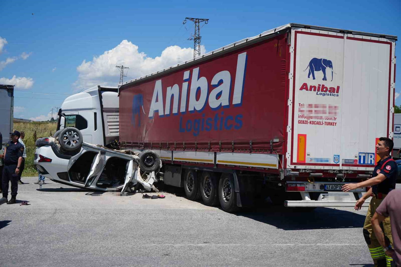 EDİRNE-KAPIKULE KARA YOLUNDA SUV TİPİ ARAÇ İLE TIRIN ÇARPIŞMASI SONUCU MEYDANA GELEN TRAFİK...