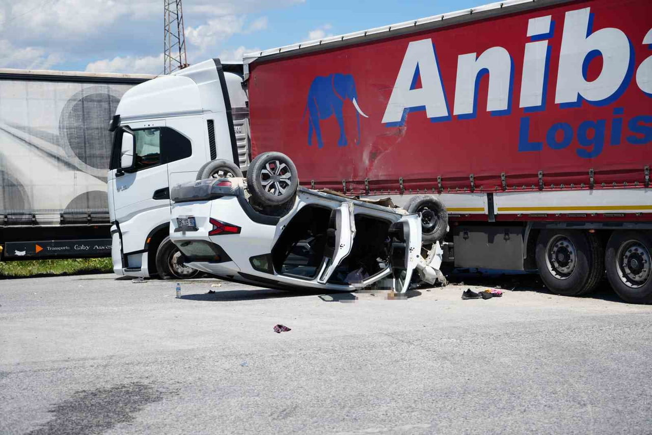 EDİRNE-KAPIKULE KARA YOLUNDA SUV TİPİ ARAÇ İLE TIRIN ÇARPIŞMASI SONUCU MEYDANA GELEN TRAFİK...
