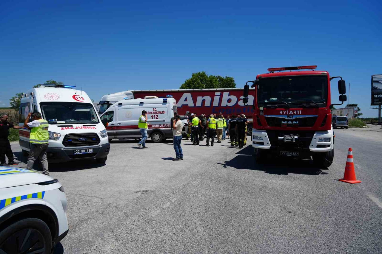EDİRNE KAPIKULE YOLUNDA TIR İLE SUV TİPİ ARACIN ÇARPIŞMASI SONUCU MEYDANA GELEN TRAFİK KAZASINDA 3...