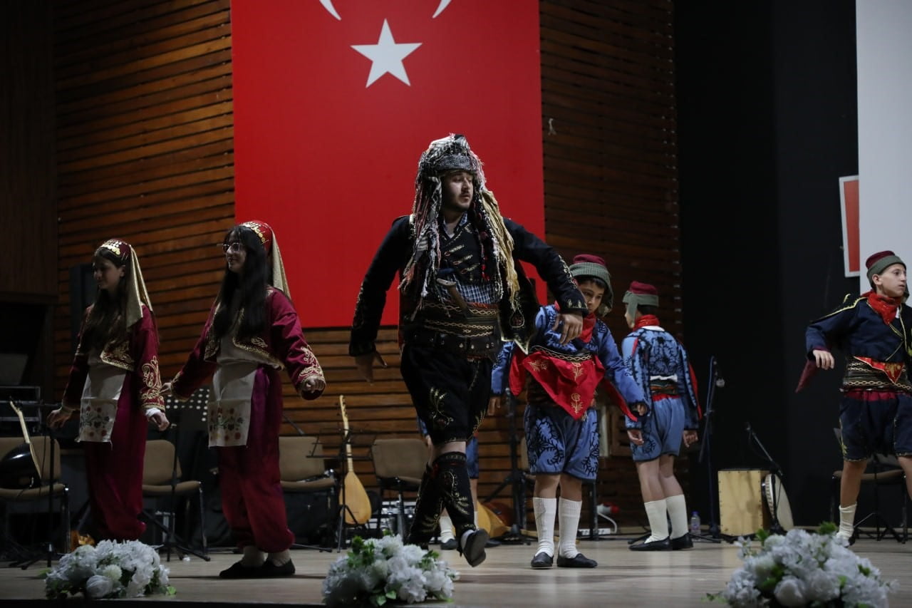 EDREMİT BELEDİYESİ ATATÜRK GENÇLİK MERKEZİ BAĞLAMA ATÖLYESİ KURSİYERLERİ TARAFINDAN HAZIRLANAN...