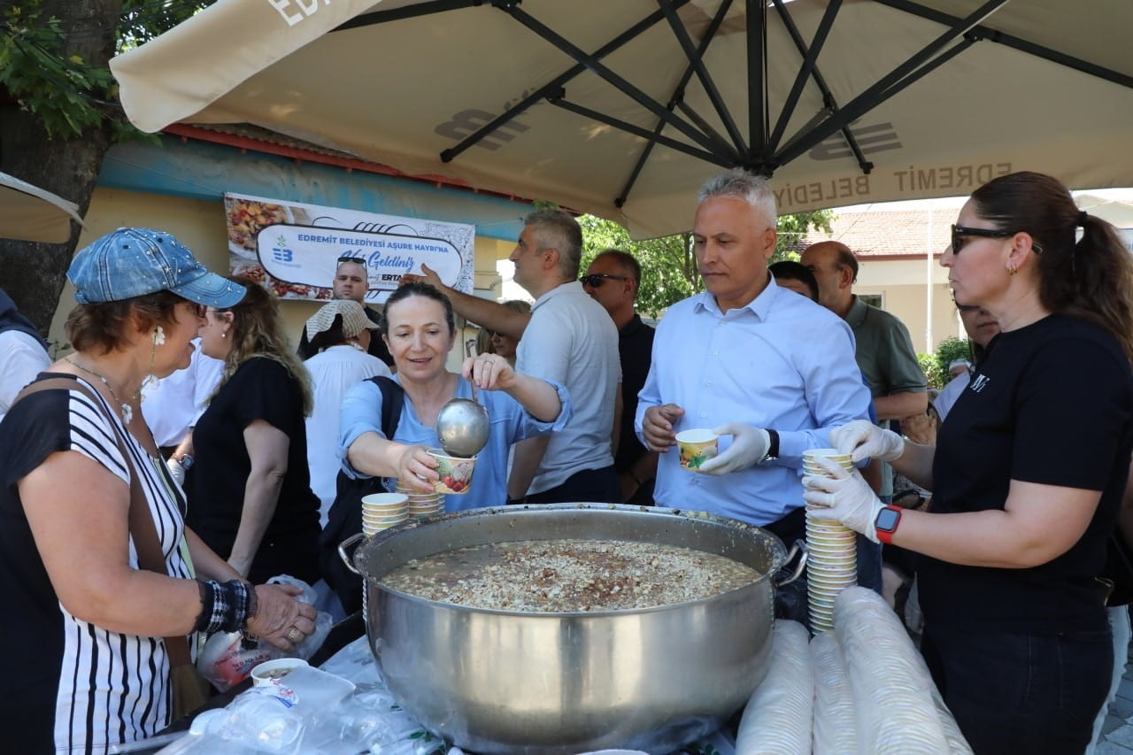 EDREMİT BELEDİYESİ TARAFINDAN MUHARREM AYI DOLAYISIYLA GELENEKSEL OLARAK DÜZENLENEN AŞURE...