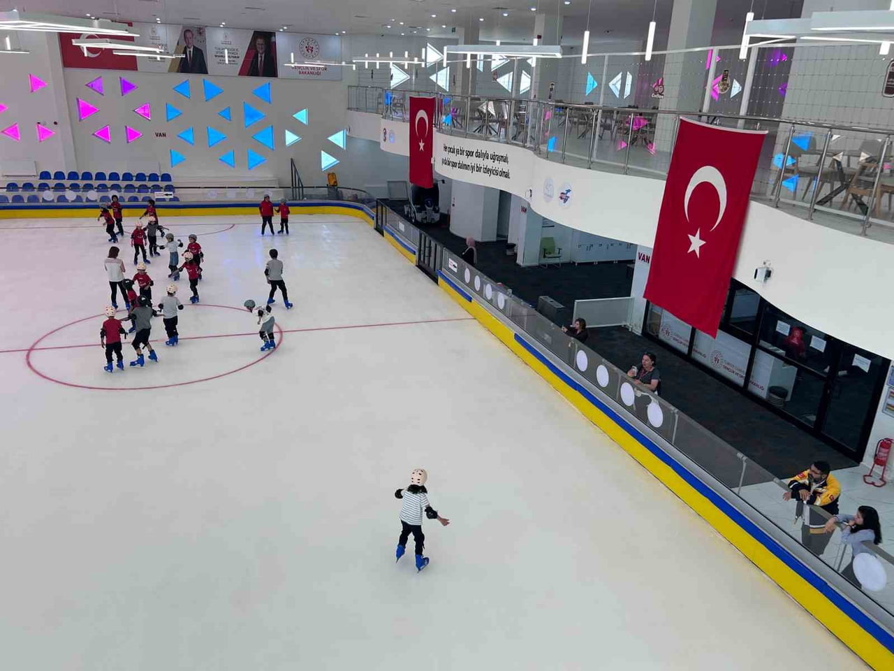 EDREMİT İLÇESİNDE BULUNAN BUZ PATENİ PİSTİ, HAVA SICAKLIĞININ 30 DERECEYİ BULDUĞU YAZ GÜNLERİNDE...