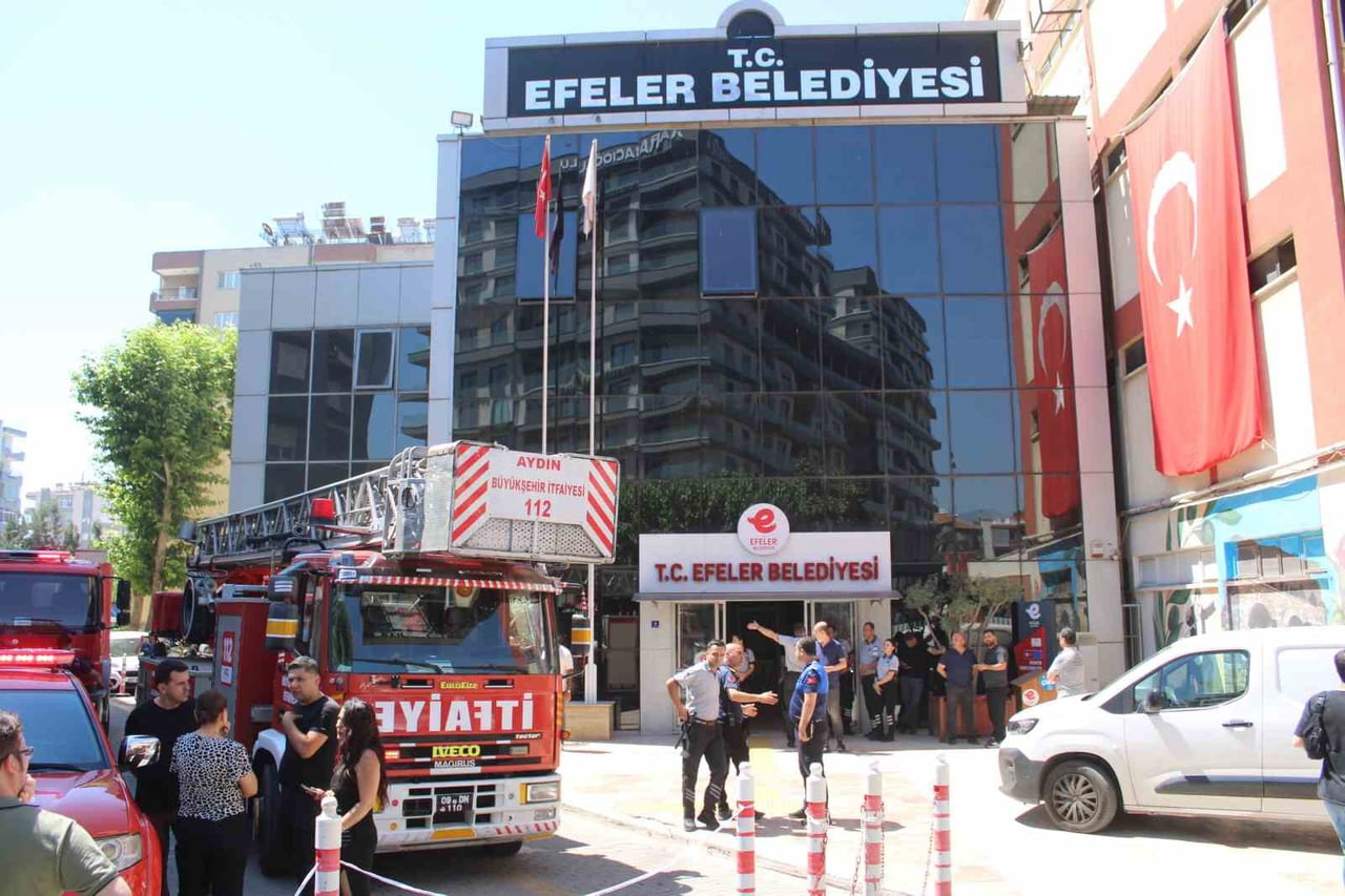 EFELER BELEDİYESİ HİZMET BİNASINDA ÇIKAN YANGIN BÜYÜMEDEN SÖNDÜRÜLÜRKEN, BİNA TEDBİR AMAÇLI...