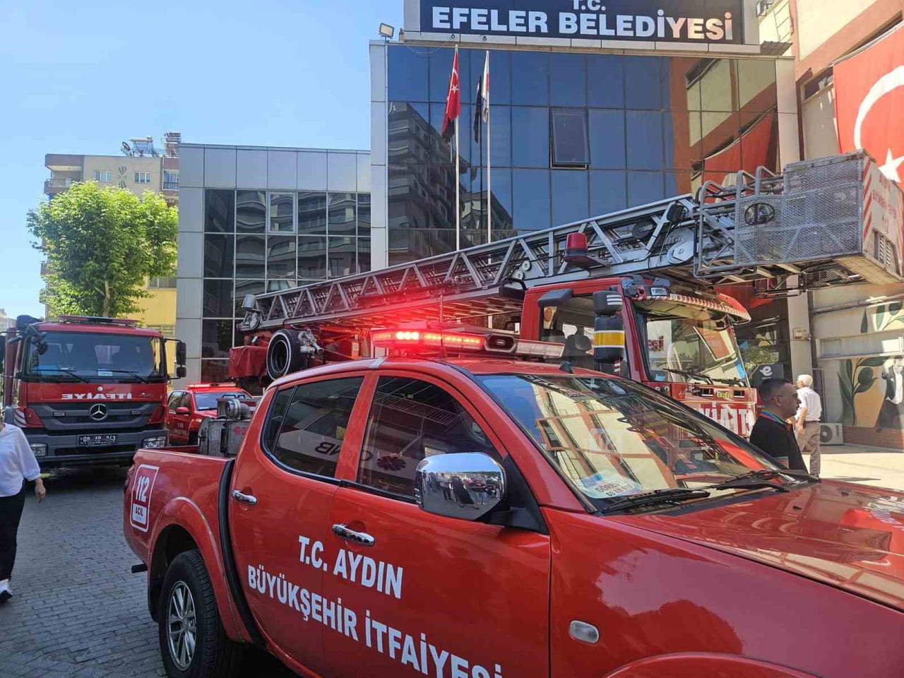 EFELER BELEDİYESİ HİZMET BİNASINDA ÇIKAN YANGIN BÜYÜMEDEN SÖNDÜRÜLÜRKEN, BİNA TEDBİR AMAÇLI...