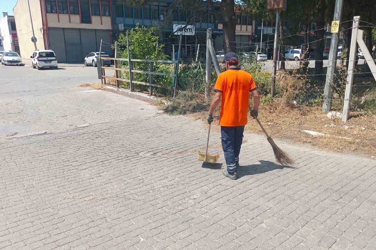 EFELER BELEDİYESİ’NDEN GIDA ÇARŞISINDA TEMİZLİK ÇALIŞMASI