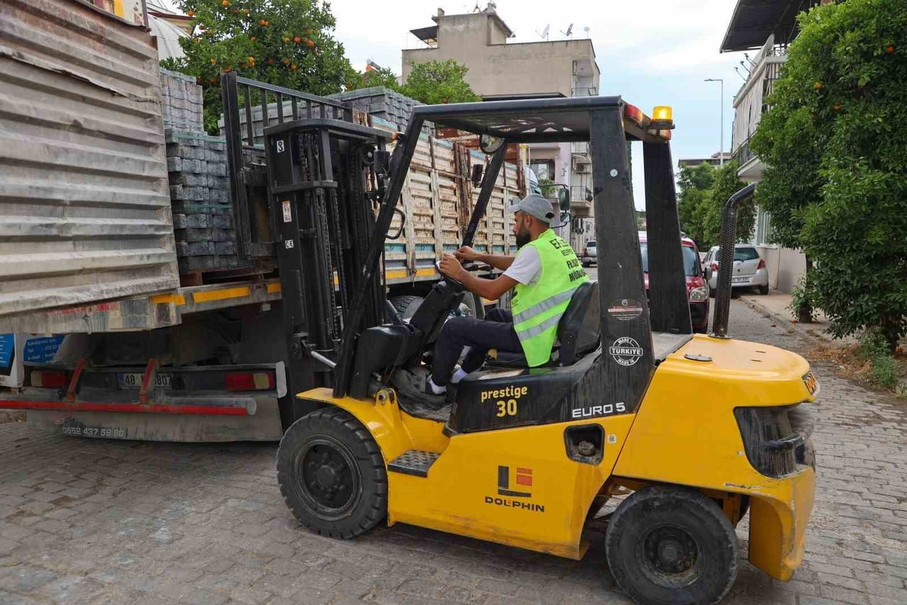 EFELER BELEDİYESİ, UMURLU MAHALLESİ MEHMET AKİF CADDESİ’NDE ESKİ PARKE TAŞLARINI SÖKEREK KİLİTLİ...