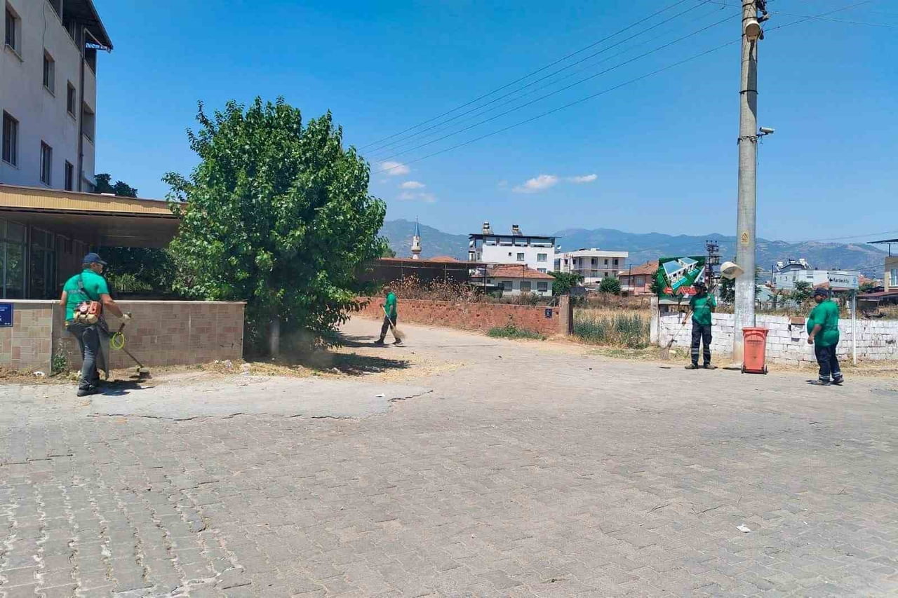 EFELER’DE TEMİZLİK ÇALIŞMALARI SÜRÜYOR