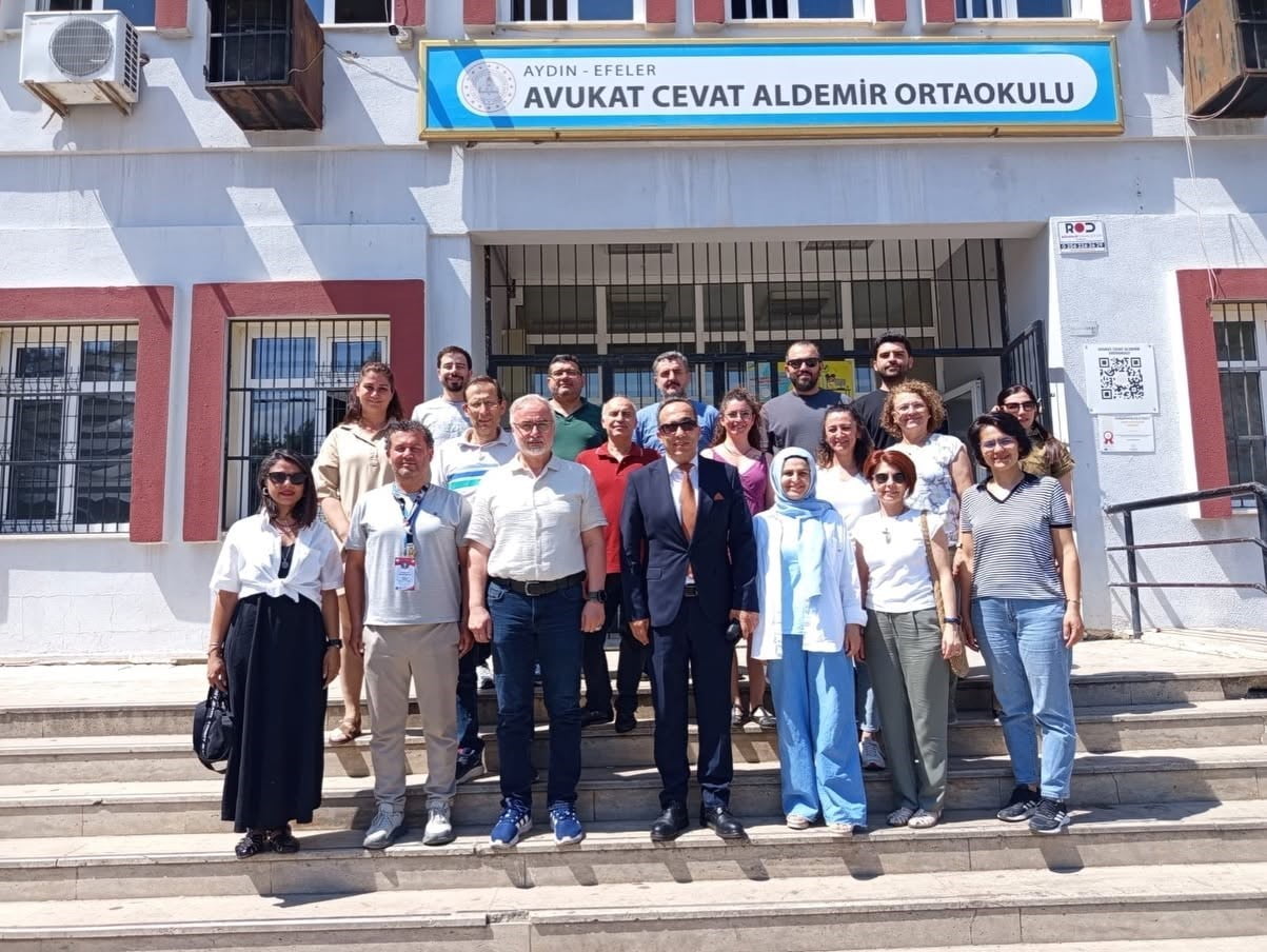 EFELER İLÇE MİLLİ EĞİTİM MÜDÜRÜ ALİ ÇOMRUK, AVUKAT CEVAT ALDEMİR ORTAOKULU’NU ZİYARET EDEREK OKUL...