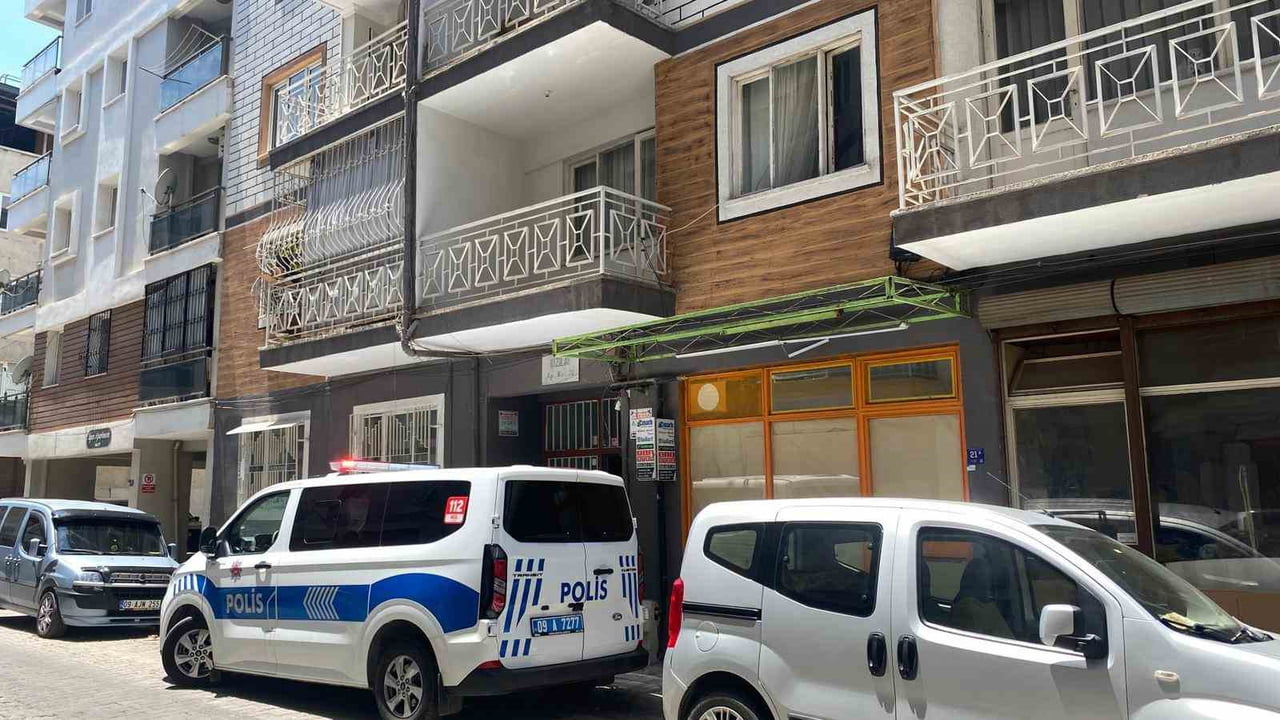 EFELER İLÇESİNDE APARTMANDAN YAYILAN KÖTÜ KOKU ÜZERİNE EVE GİREN EKİPLER, YAKLAŞIK BİR HAFTADIR...