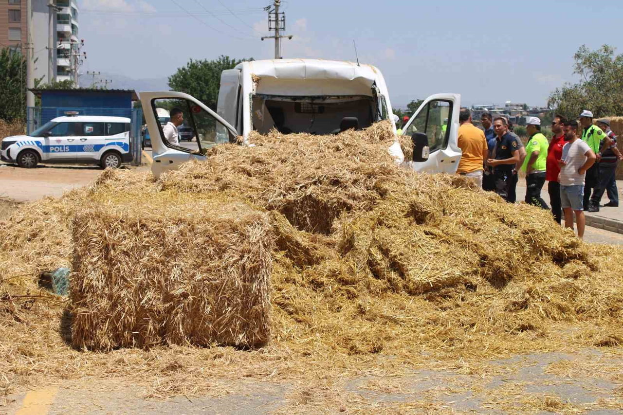 EFELER İLÇESİNDE TIR DORSESİNDE YÜKLÜ SAMAN BALYALARI, KÖPRÜNÜN TAVANINA TAKILARAK ARKASINDA...