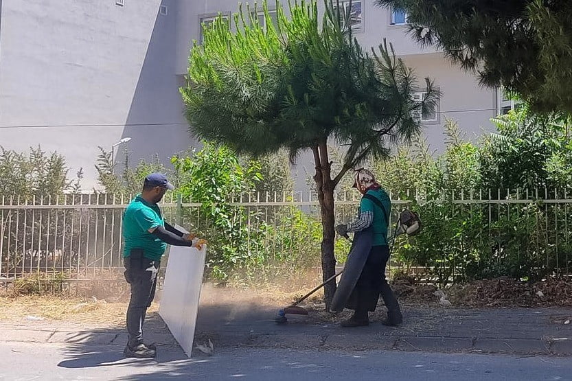 EFELER’İN PARK VE YEŞİL ALANLARINDA DÜZENLEME ÇALIŞMALARI SÜRÜYOR