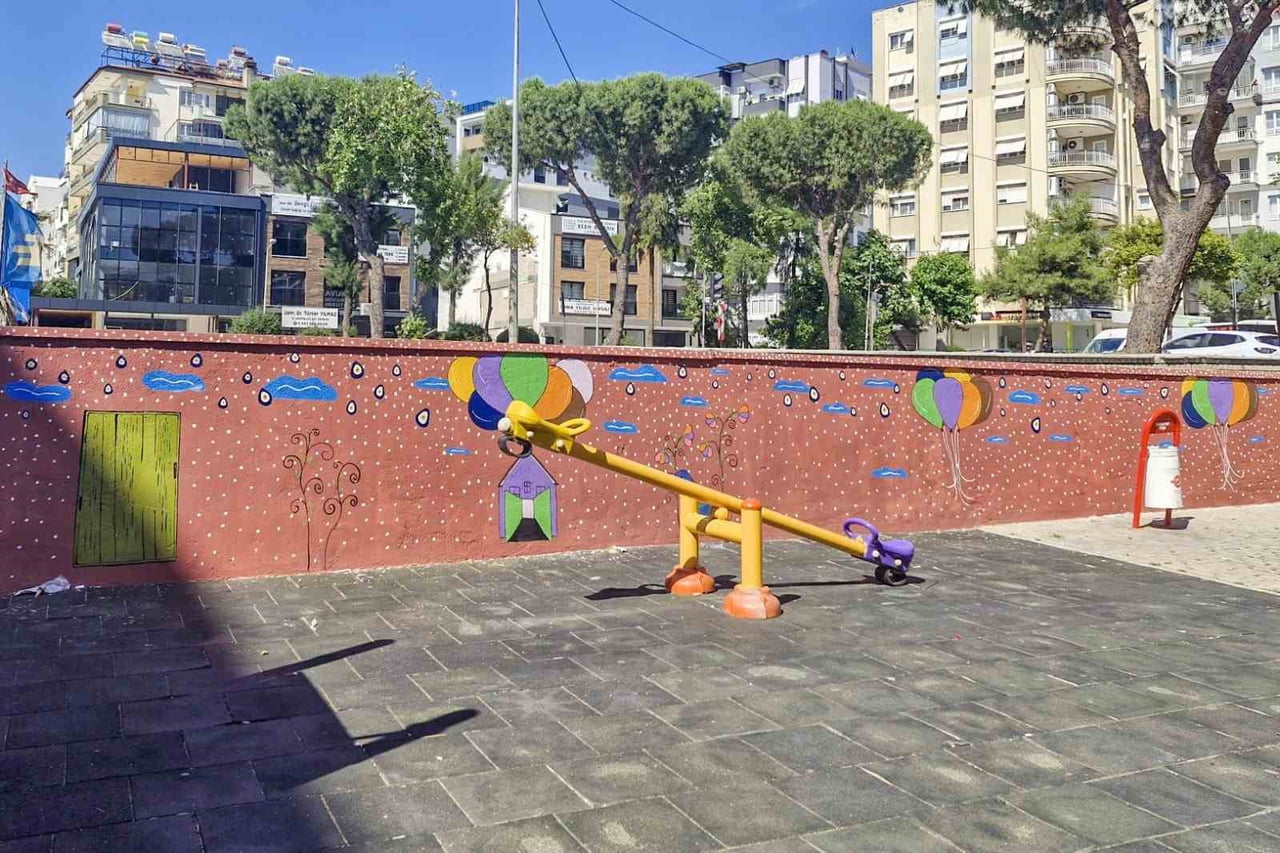 EFELER’İN PARK VE YEŞİL ALANLARINDA DÜZENLEME ÇALIŞMALARI SÜRÜYOR