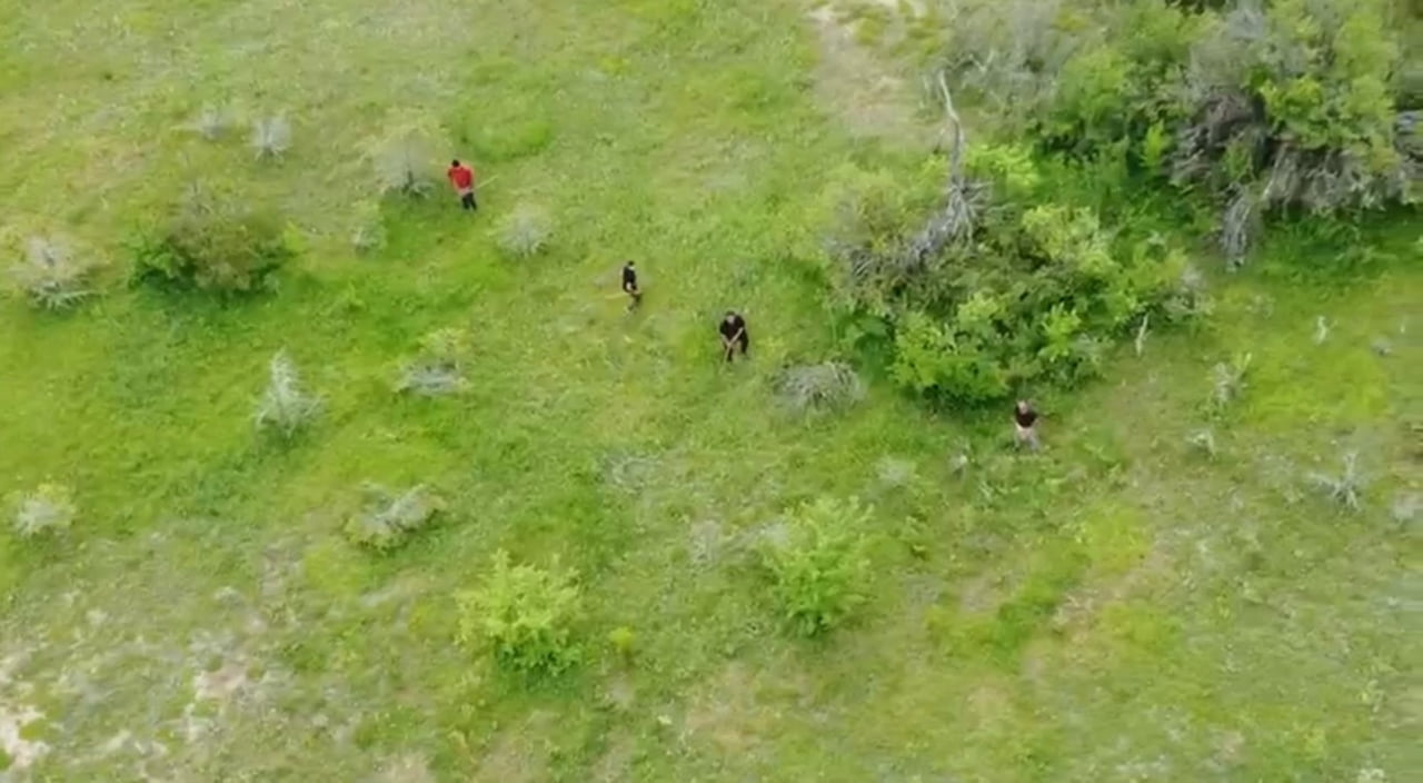 EFLANİ İLÇESİNDE KAÇAK KAZI YAPTIKLARI İDDİA EDİLEN ŞÜPHELİLER, KÖY MUHTARI TARAFINDAN DRONLA...