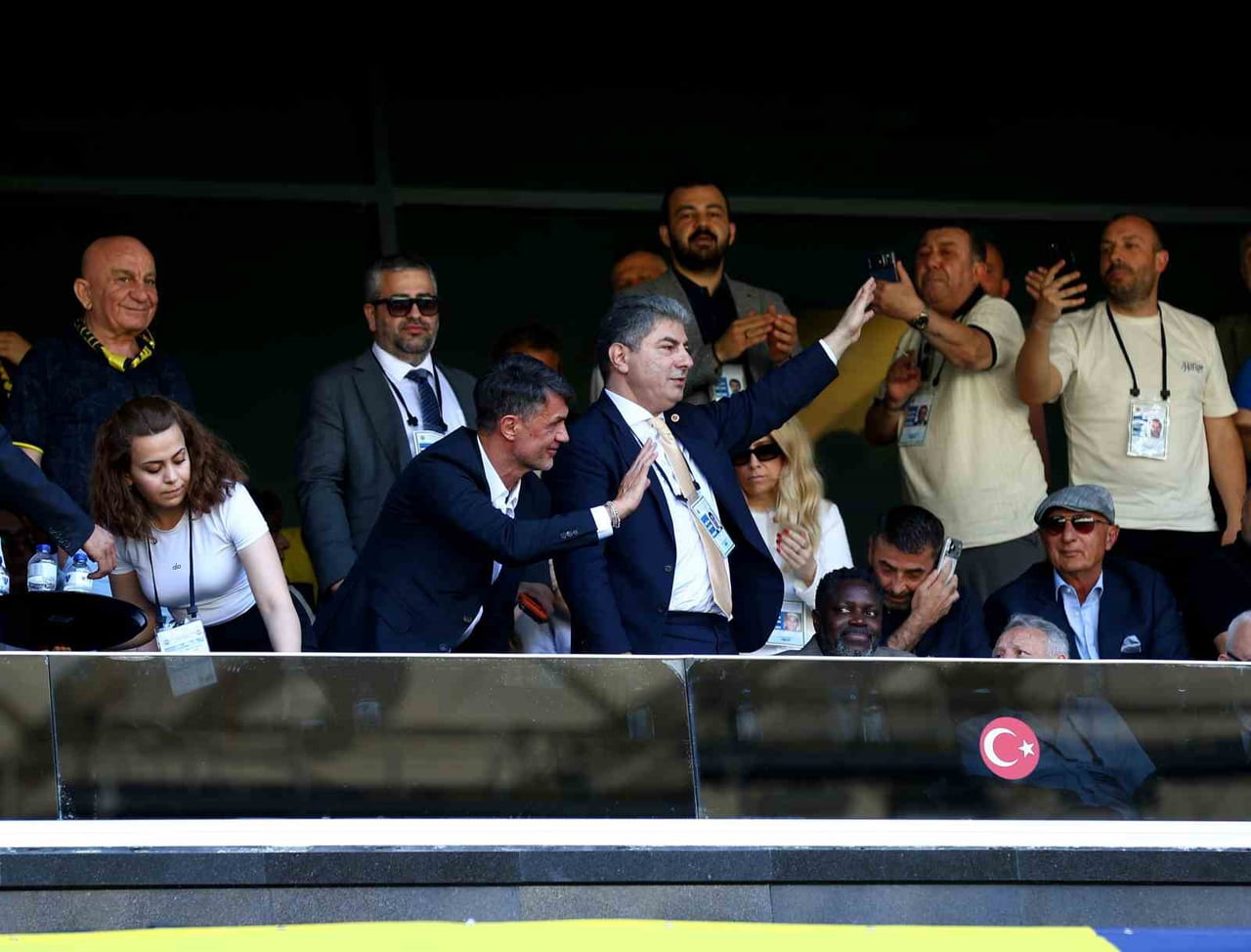 EFSANE FUTBOLCU PAOLO MALDİNİ, HAKAN SAFİ’Yİ DESTEKLEMEK İÇİN KONGREYE GELDİ.