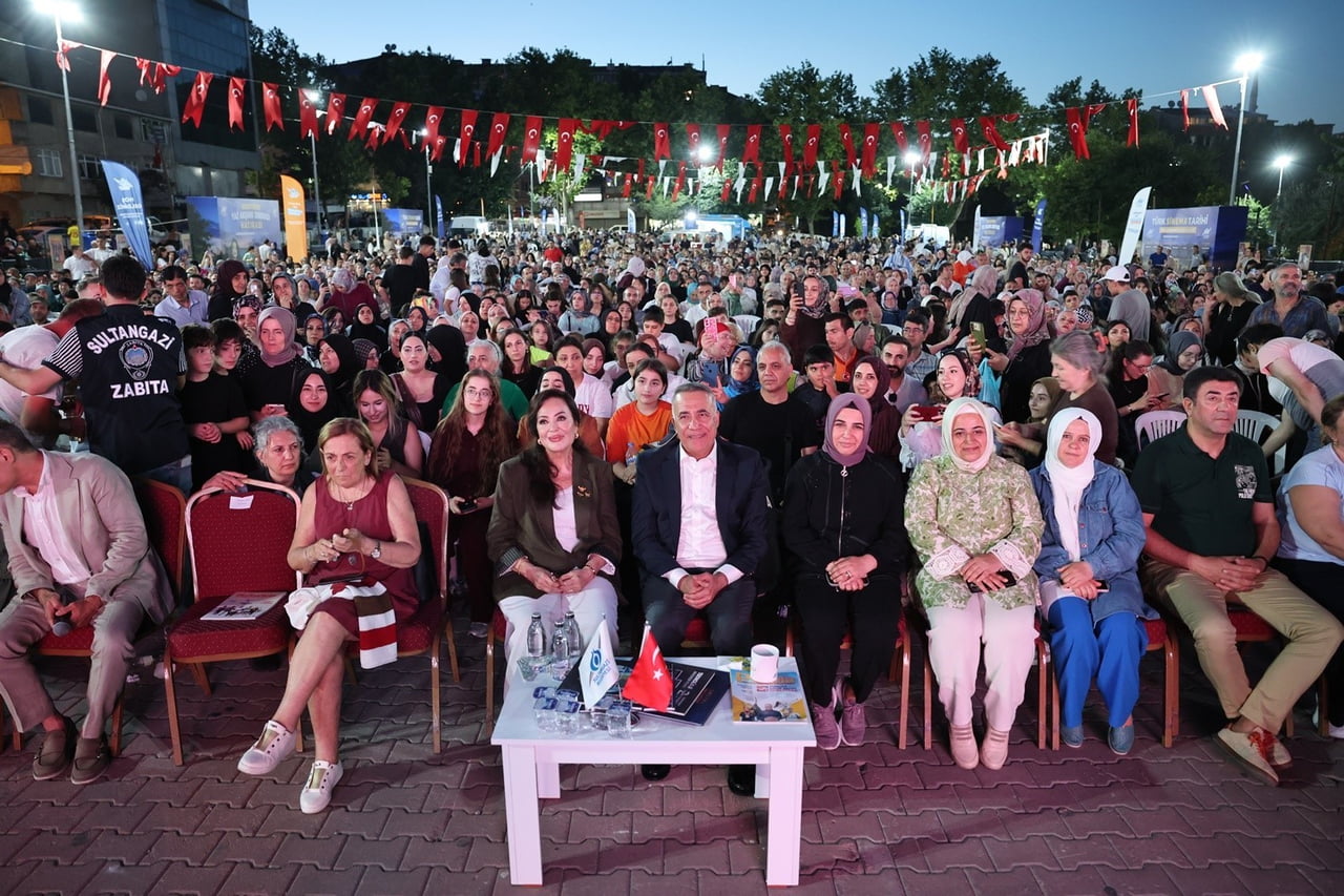 EFSANE OYUNCU, HAYATINA VE SİNEMAYA DAİR MERAK EDİLEN SORULARI İÇTENLİKLE YANITLARKEN, SÖYLEŞİNİN...